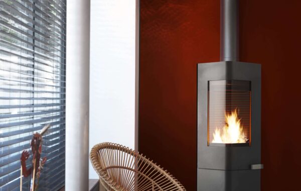 Poêle à bois en fonte Invicta dans un intérieur