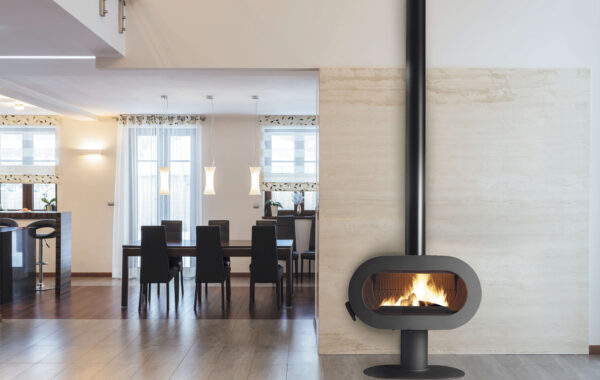 Poêle à bois Invicta Fifty anthracite en fonctionnement