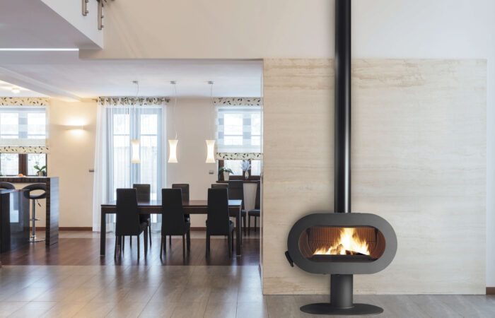 Poêle à bois Invicta Fifty anthracite en fonctionnement