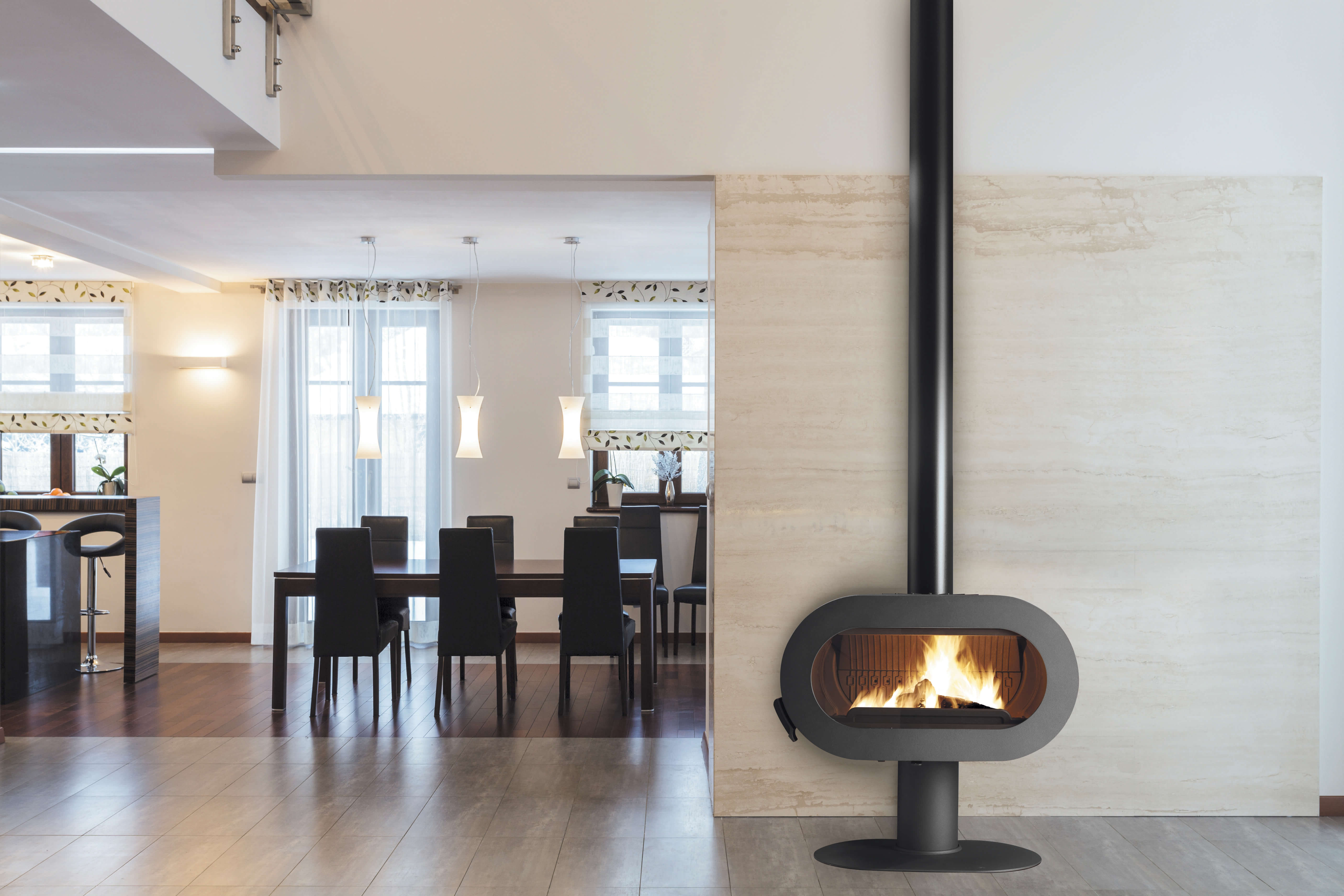 Poêle à bois Invicta Fifty anthracite en fonctionnement